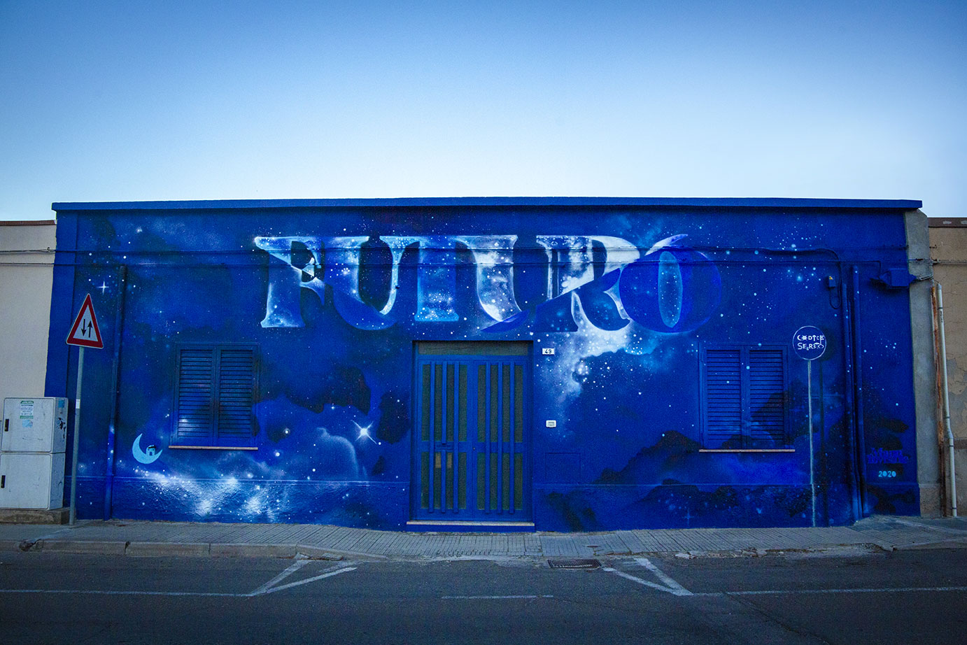''Futuro'' Spray e quarzo su muro 12 x 4 m Casa Futuro S.Teresa Pirri 2020
