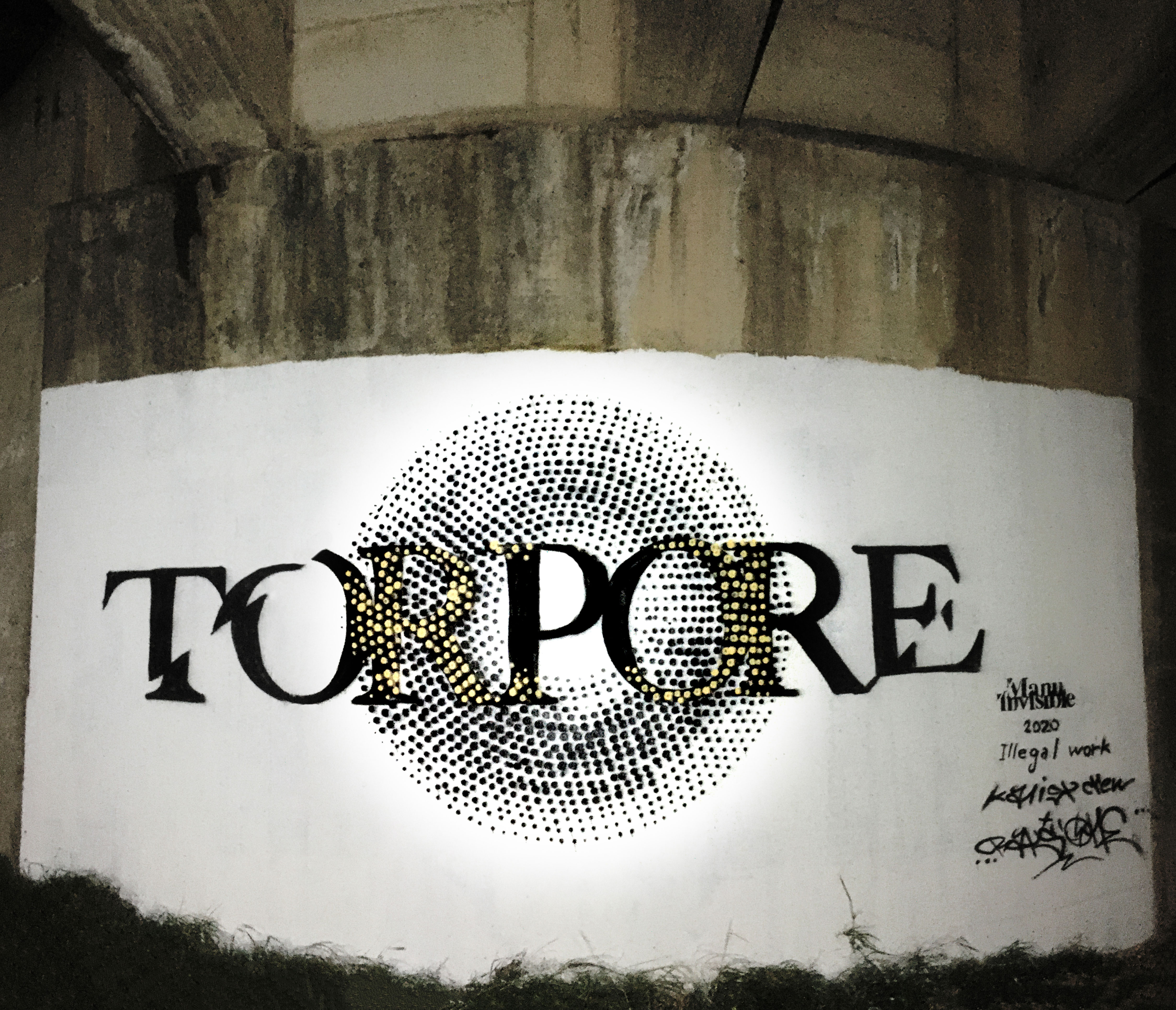 ''Torpore'' Quartz and spray paint on wall 8 x 4 m s.s. 131 Serrenti 2020
