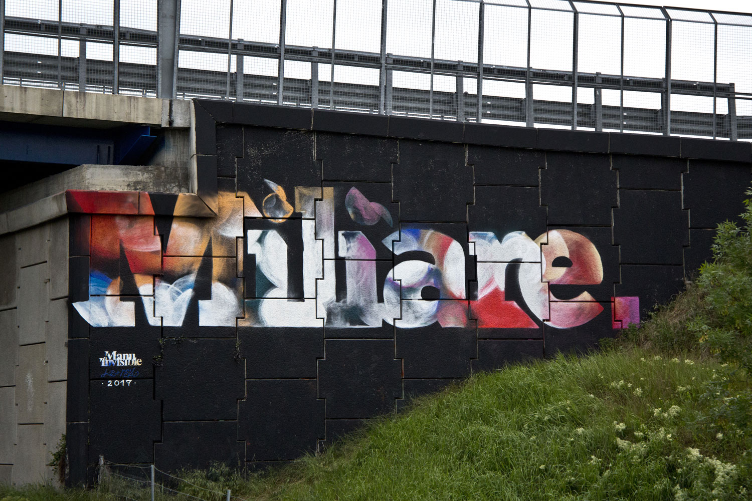 ''Miliare'' Spray e acrilico su muro - altezza e larghezza variabili Autostrada A7 Milano 2017