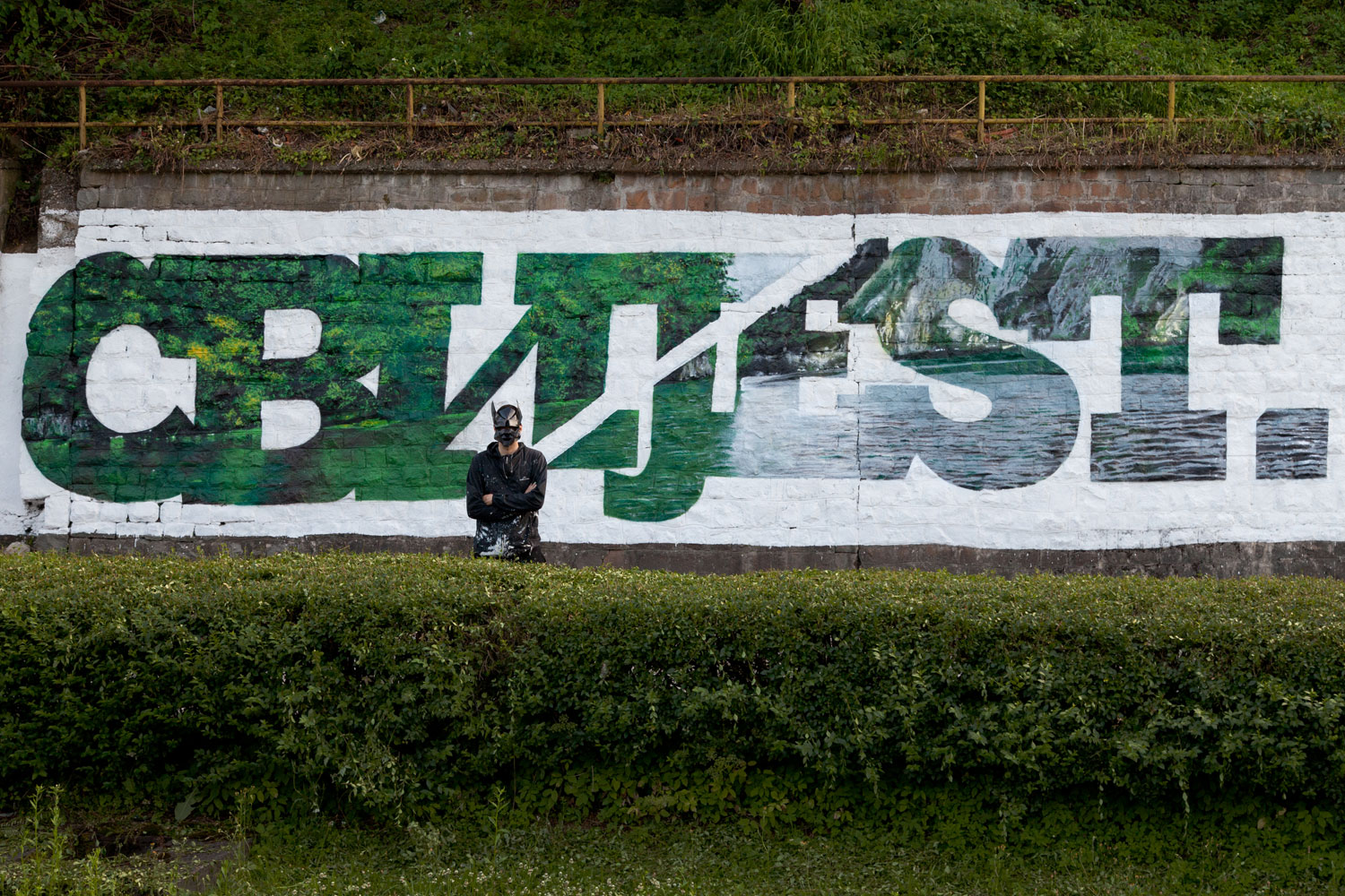 ''CBИJEST'' Spray and exterior paint on wall 4 x 22 m Srebrenica 2017