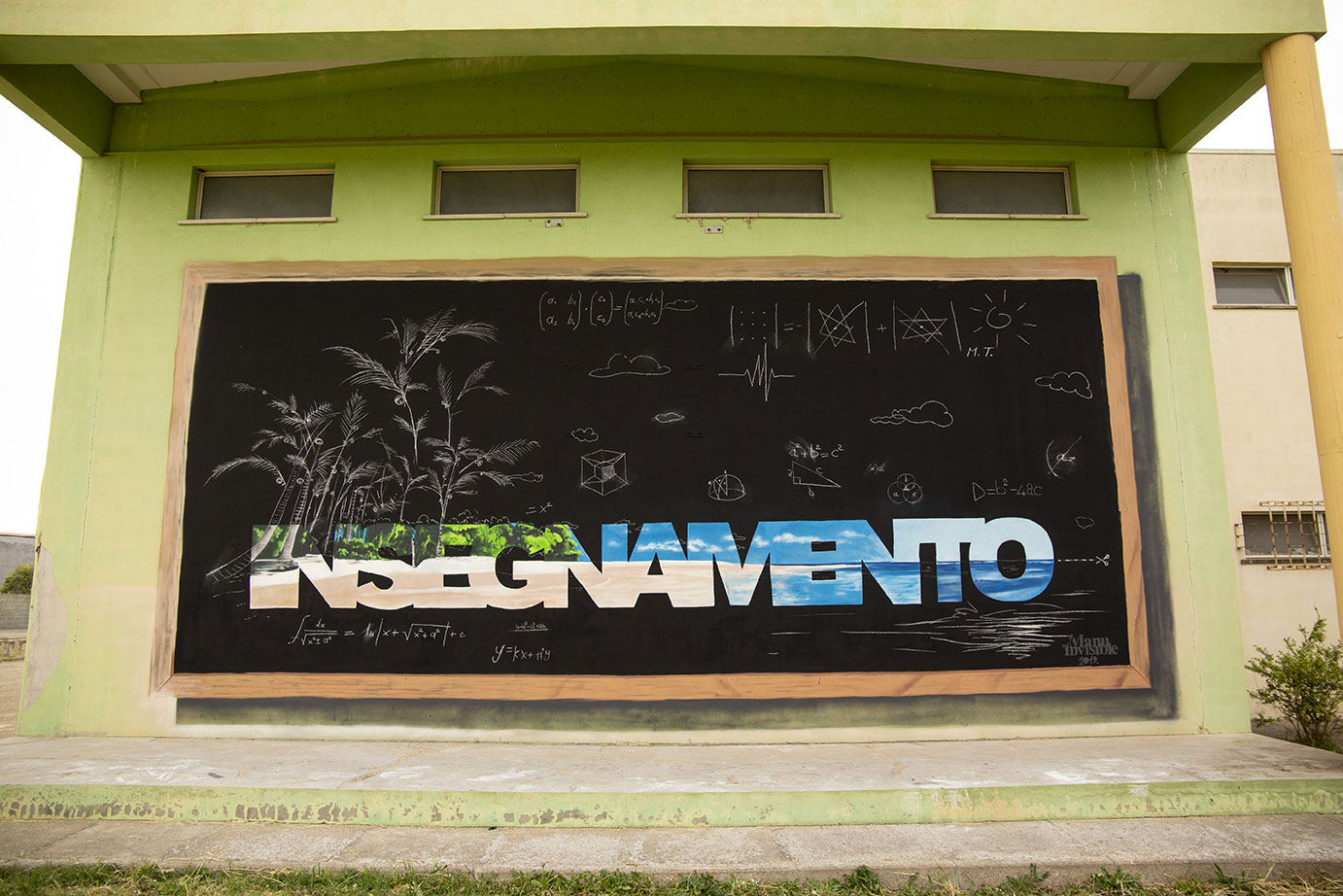 ''Insegnamento'' Spray e pittura al quarzo su muro 6 x 12 m Villamar 2019