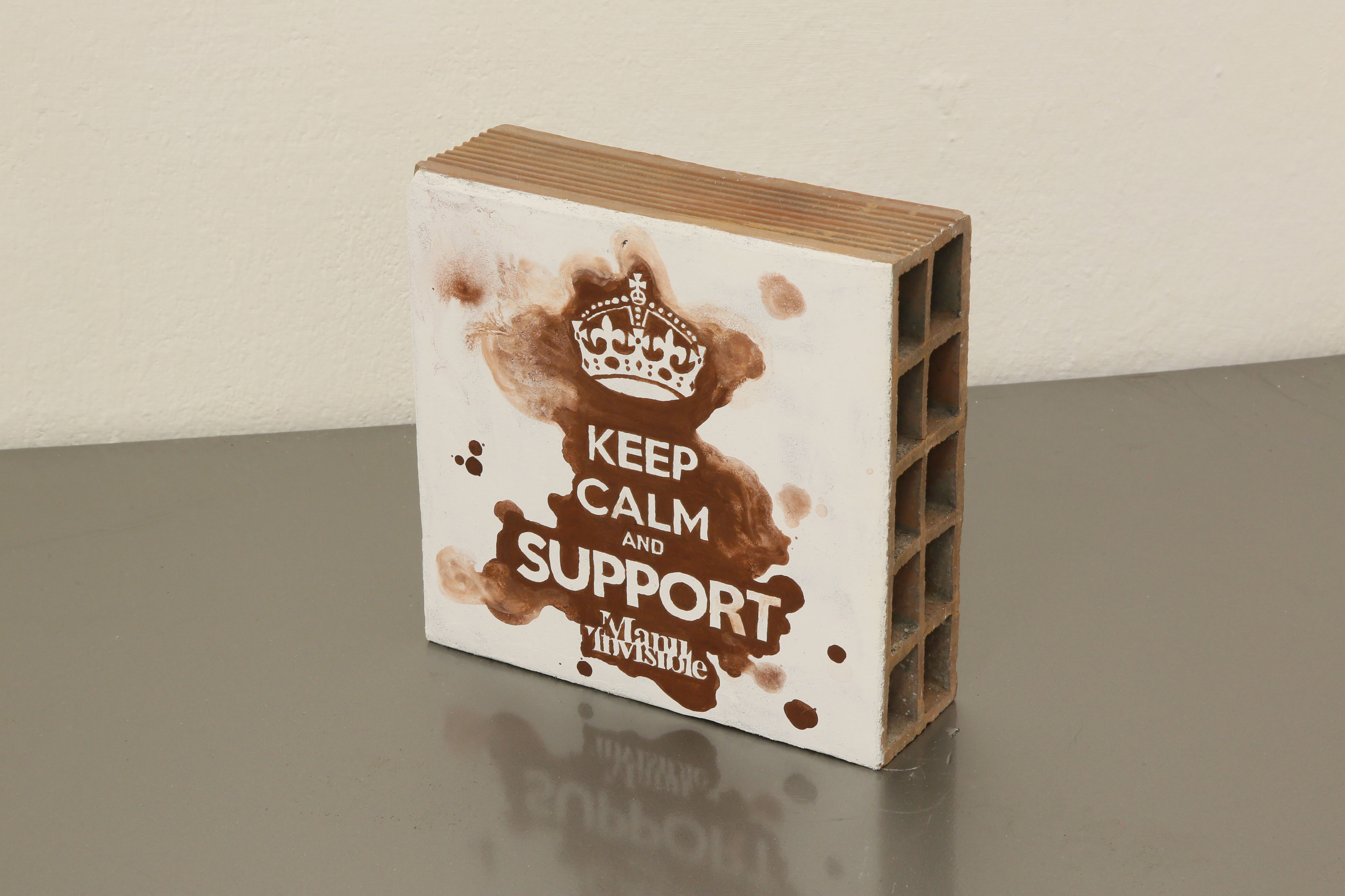 ''Keep calm and SUPPORT Manu Invisible'' Affresco sur brique de terre cuite
24 x 23,5 x 8 cm
(variables dimensions) 2019
