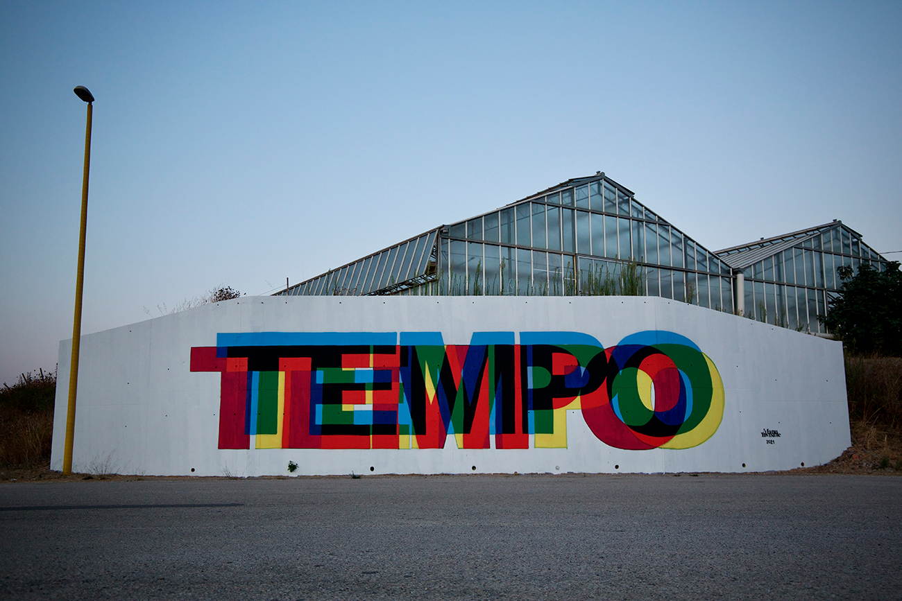 ''Tempo'''' Spray e pittura al quarzo su muro 16 x 4 m Sestu 2021