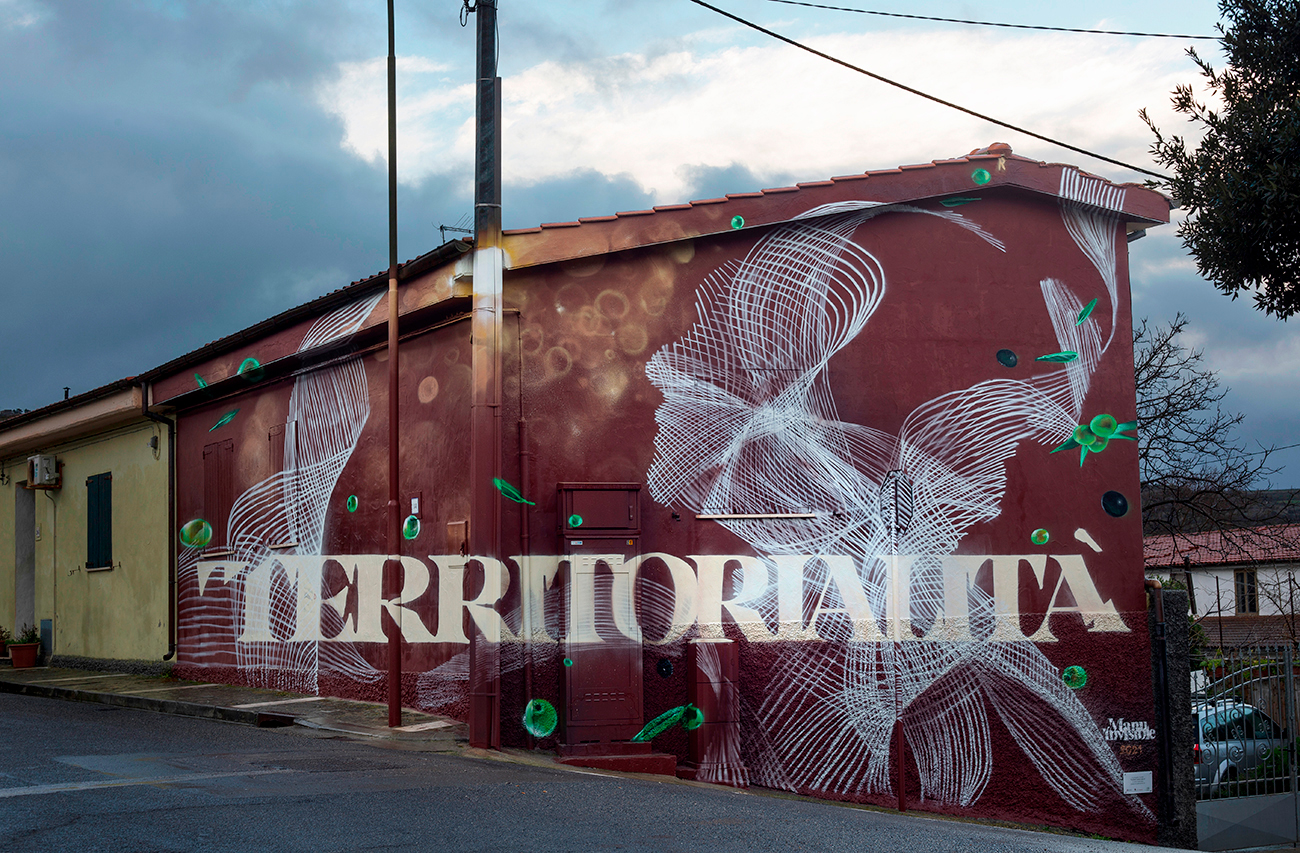 ''Territorialità'' Pittura silossanica e spray su muro, centrale elettrica e palo 45 mq Escolca 2021