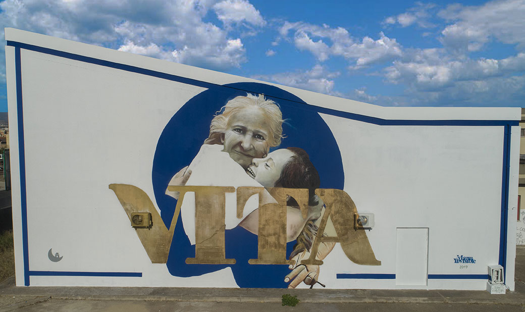 ''Vita'' Spray e pittura al quarzo su muro 8 x 16 m Cagliari 2019