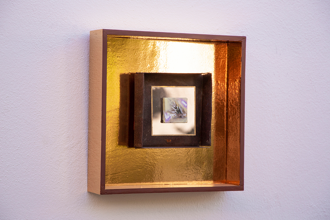 “Espressione” acrylic, spray and golden leaf on pvc, wood and iron 32 x 32 x 7 cm 2022