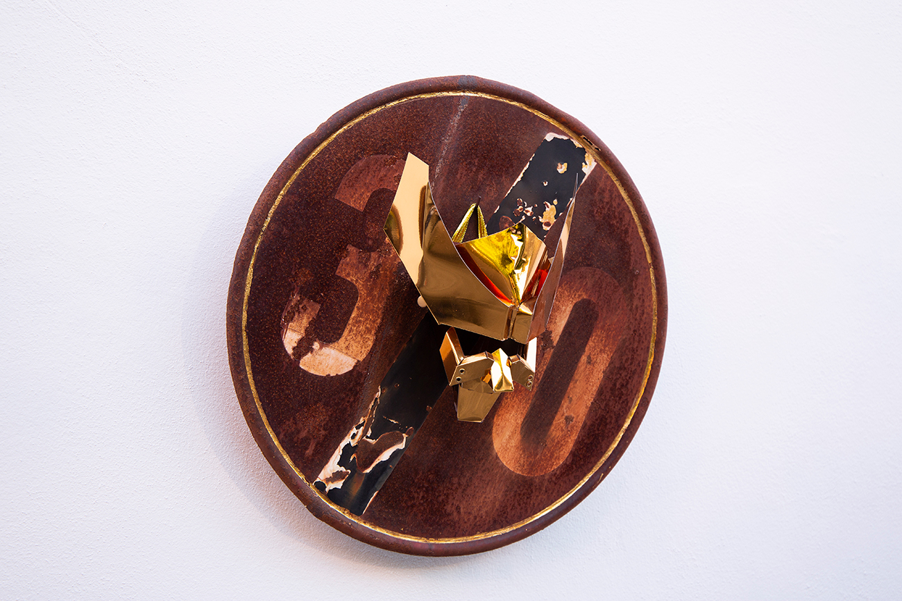 ''Maschera oro'' pvc doré et feuille d'or sur panneau routier 60 Ø cm x 25 cm 2022