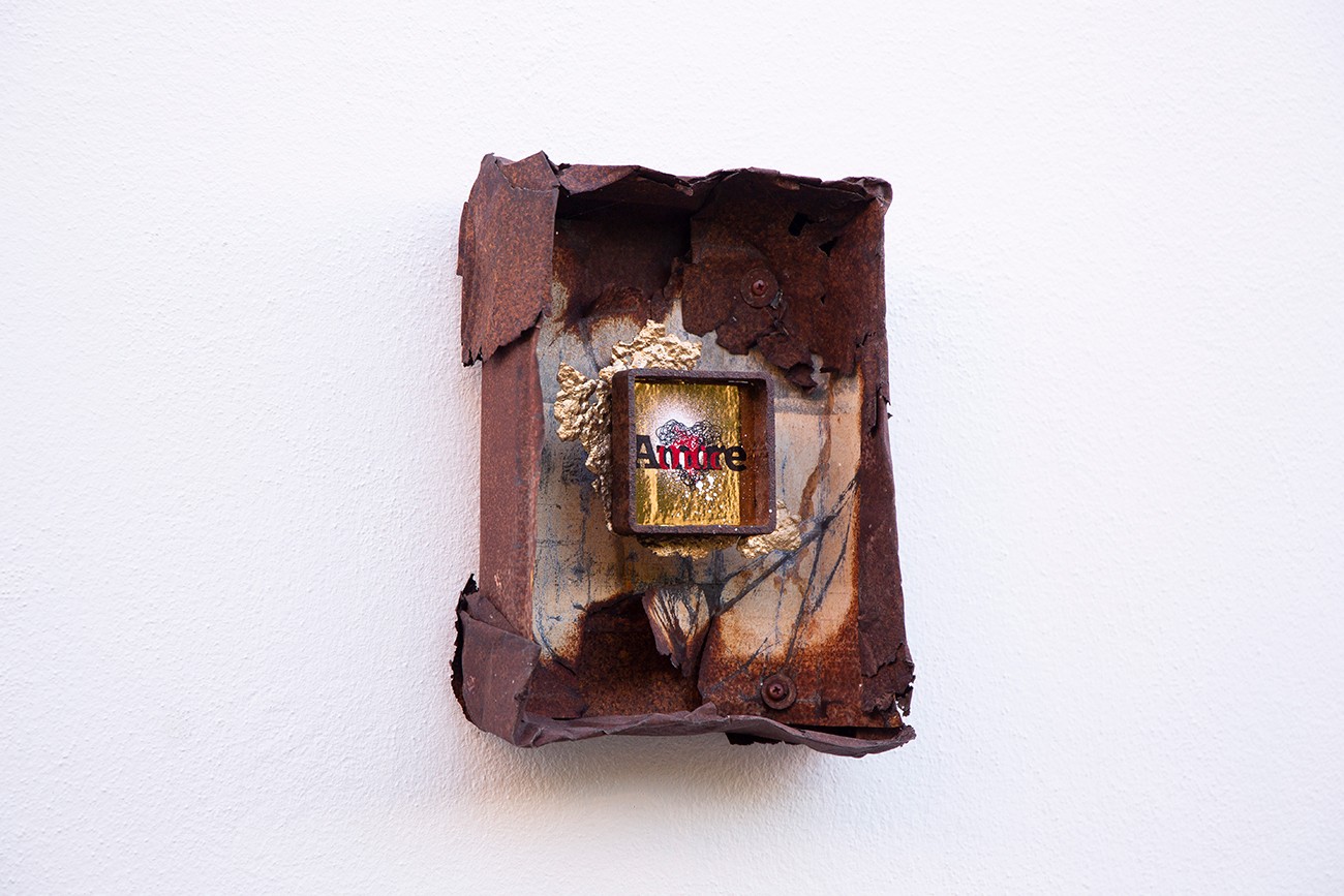“Amore/Odio” ink, spray and pvc on wood and iron 22 x 28 x 9,5 cm 2022