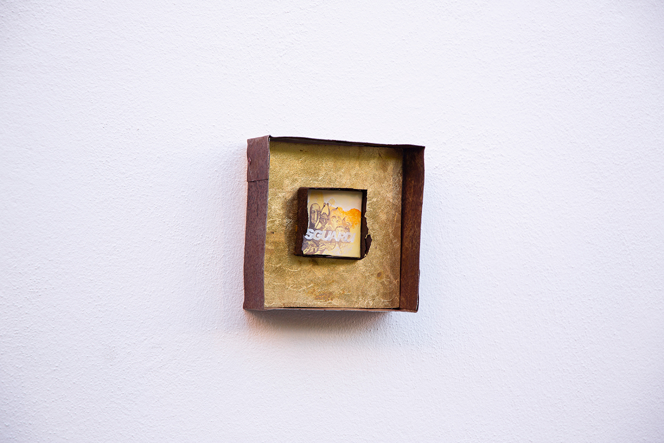 “Sguardi” Acrilico, spray e foglia oro su tela e ferro 18 x 18 x 6 cm miniatura 2022