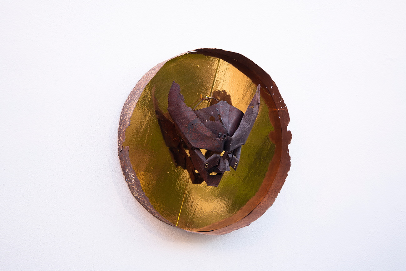 “Maschera in ferro” iron on wood and golden pvc 50 Ø cm x 20 cm 202